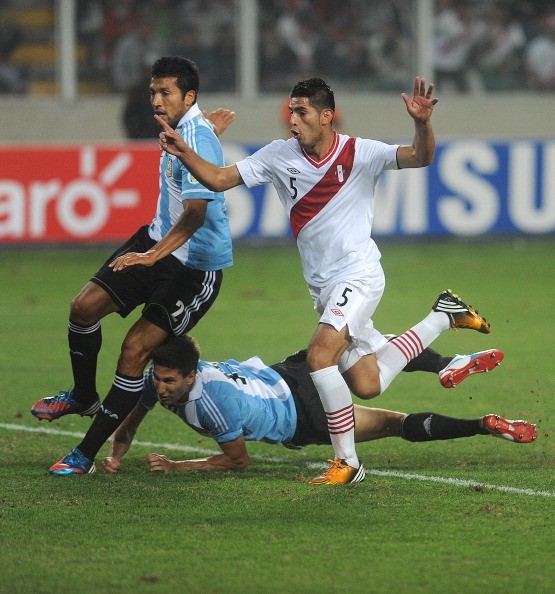Zambrano, người đã ghi bàn thắng mở tỉ số trong trận đấu giữa Peru và Argentina ở lượt đấu thứ 7 vòng loại World Cup 2014 khu vực Nam Mỹ, đã cho rằng hai tiền đạo ngôi sao của Barcelona và Real Madrid đã bất lực và chỉ biết phàn nàn suốt cả trận đấu. “Messi và Higuain không khác gì những người con gái lắm mồm. Tất cả những gì họ đã làm được là phàn nàn về tất cả các tình huống trong trận đấu", Zambrano phát biểu trên Depor.pe.